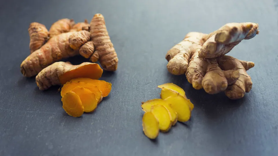 Gengibre e curcuma por dia, não sabe o bem que lhe fazia