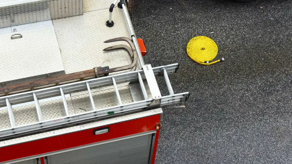 Incêndio destrói bar de praia na Costa da Caparica