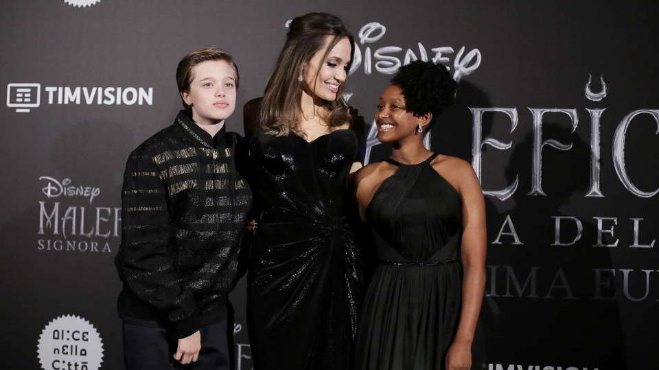 Olha que três! Angelina Jolie brilha com as filhas Zahara e Shiloh