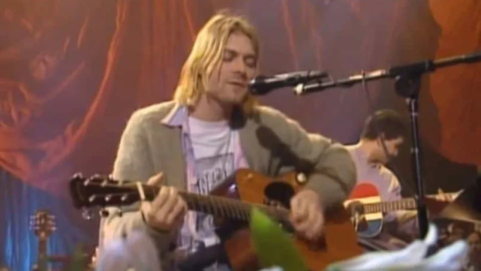Casaco de malha usado por Kurt Cobain vendido em leilão