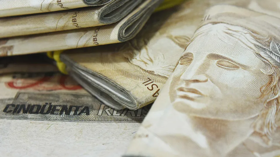 Banco Mundial recomenda que Brasil limite salários e reduza contratações
