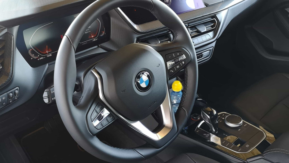 Tirar o símbolo do volante da BMW é seguro, ao contrário do que circulou