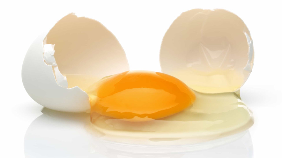 Há um truque fácil e rápido para saber se o ovo está velho