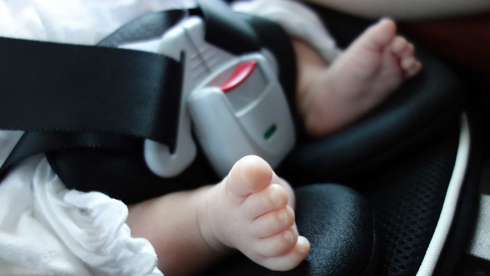 Bebé de 11 meses morre após ficar sete horas esquecida em carro na Itália