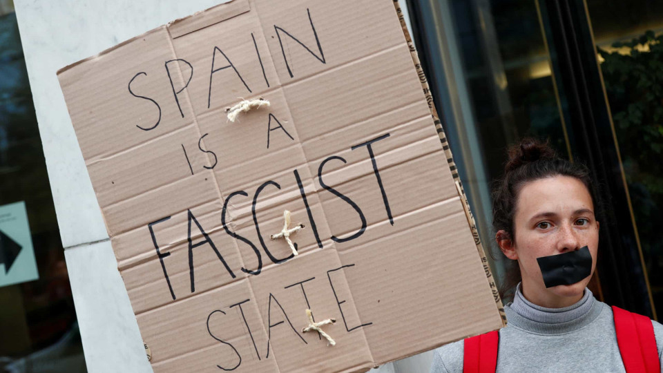 Do "tiro" ao "miserável". Políticos portugueses unem-se à Catalunha