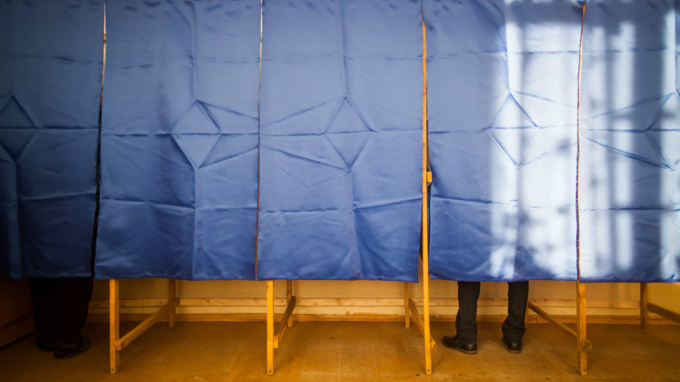 Eleições: Países Baixos 'afrouxam' confinamento durante três dias