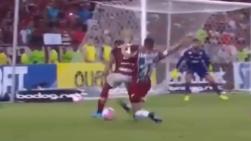 No Brasil já falam em "roubo". Gabigol sofreu falta ou não?