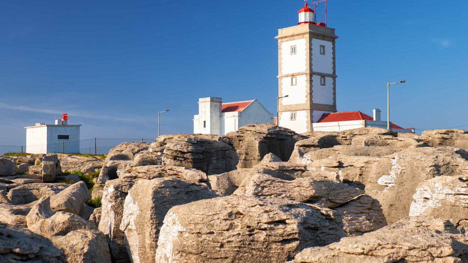 Suspensas buscas para encontrar estrangeiro que caiu ao mar em Peniche