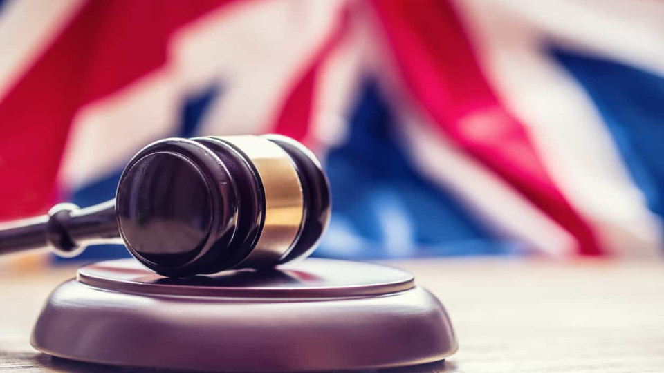 Julgamentos por júri e audiências físicas suspensos no Reino Unido