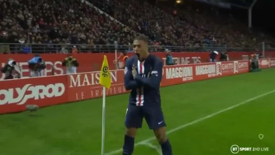 Di María assistiu para (mais um) belo golo de Mbappé
