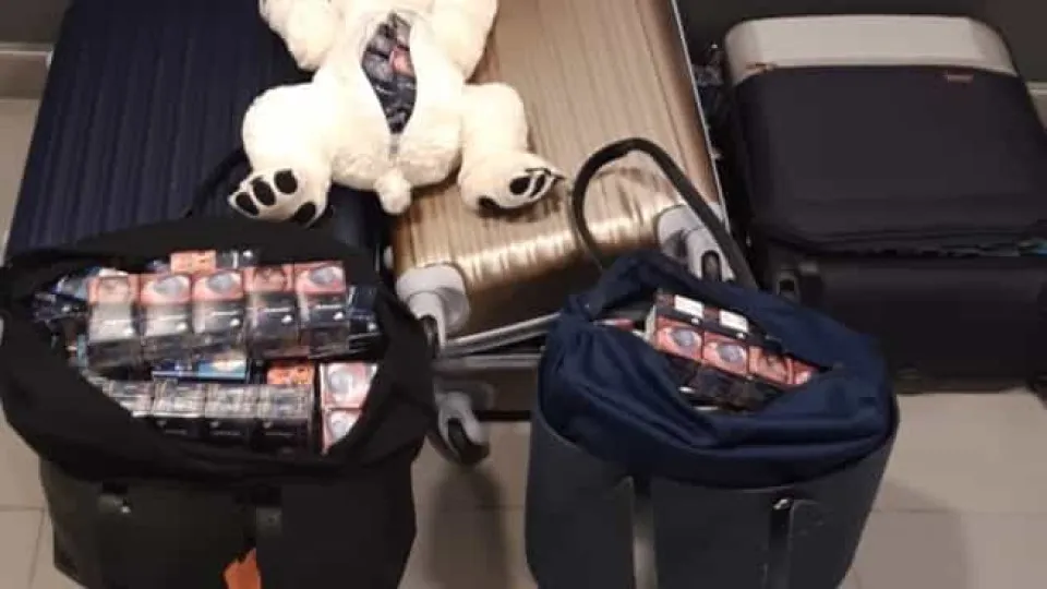 Duas detidas e 40 mil cigarros russos apreendidos no Aeroporto de Lisboa