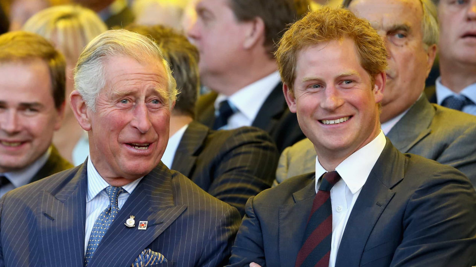 Rei Carlos III vê regresso do filho Harry à realeza com bons olhos