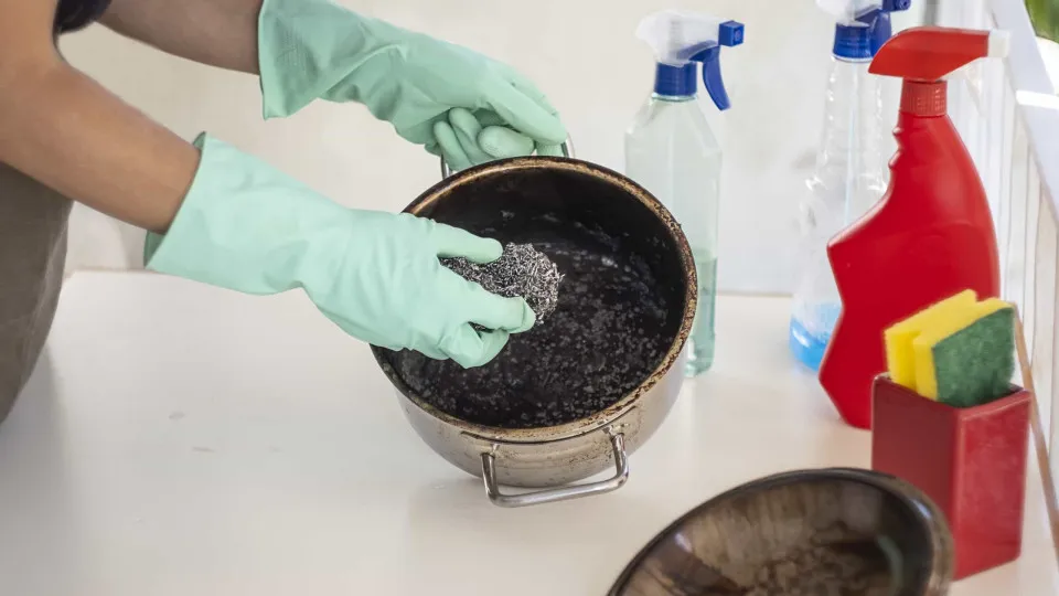 3 truques fáceis para conseguir limpar a panela queimada