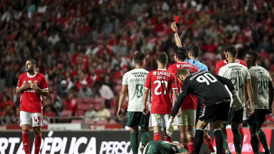 Árbitros 'fogem' com o amarelo ao Benfica... mas há um 'réu' na Luz