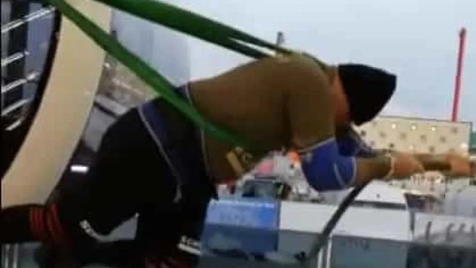Puxar uma roda gigante com o corpo? Este austríaco conseguiu
