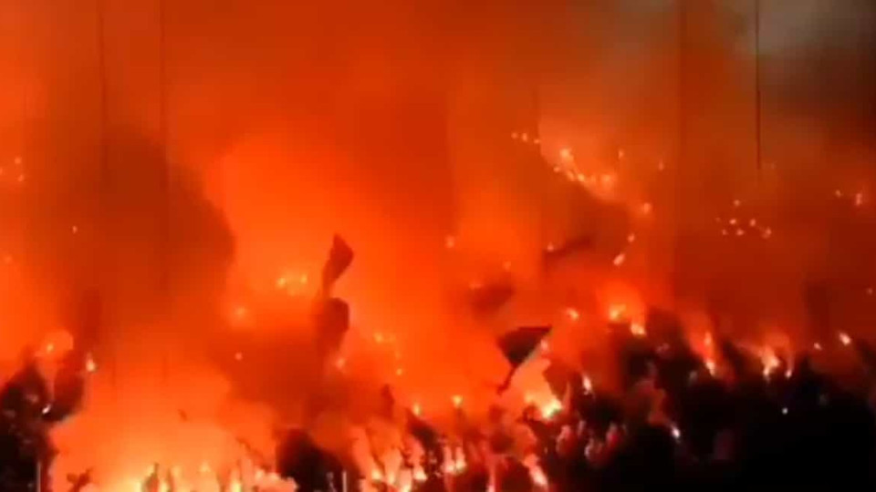 Estádio do Olympiacos a arder? A imagem das bancadas que impressiona