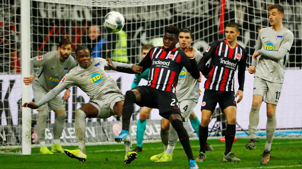Frankfurt empata com Hertha Berlim e soma quarto jogo sem vencer