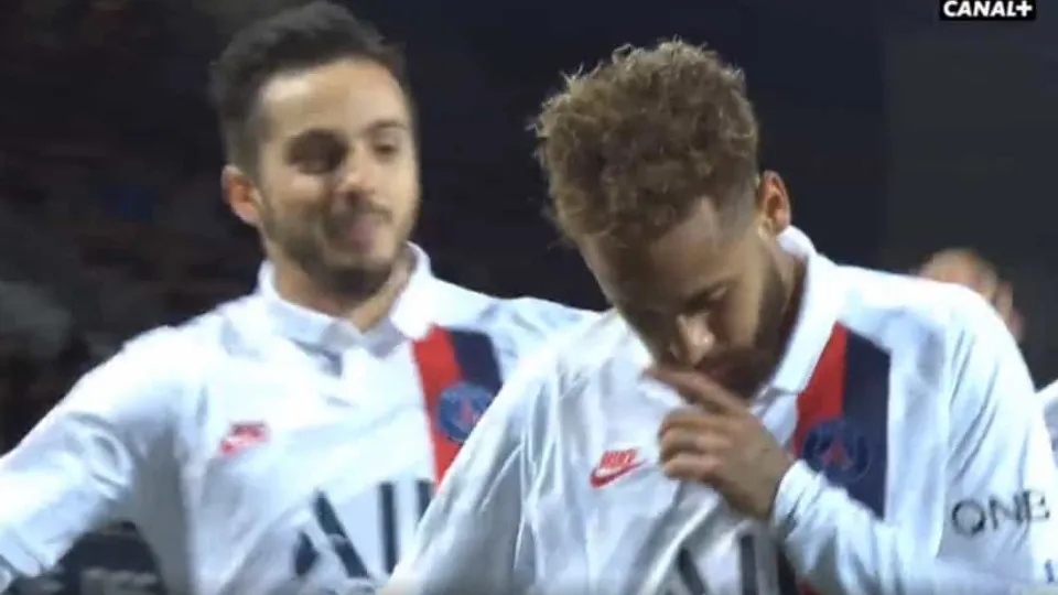 Neymar marca um autêntico golaço e volta a fazer o misterioso festejo