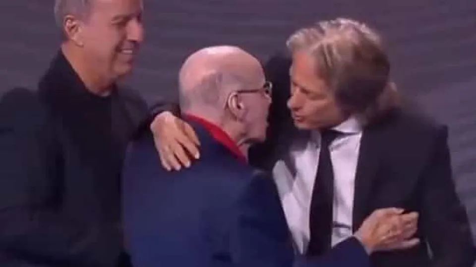 Jesus recebe mais um prémio, mas só se fala do beijo a Zagallo