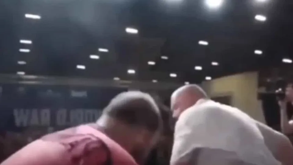 Campeão do mundo de bofetadas perdeu pela primeira vez com este golpe