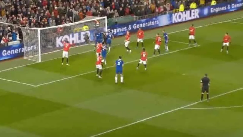 Lindelof voltou aos golos, mas... na baliza errada