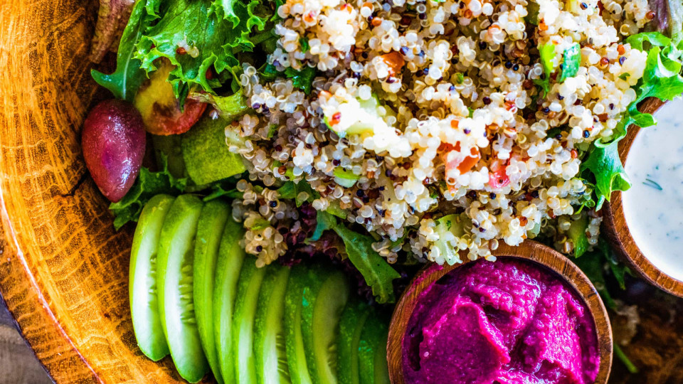 Para um almoço saudável, prepare uma bowl mediterrânica