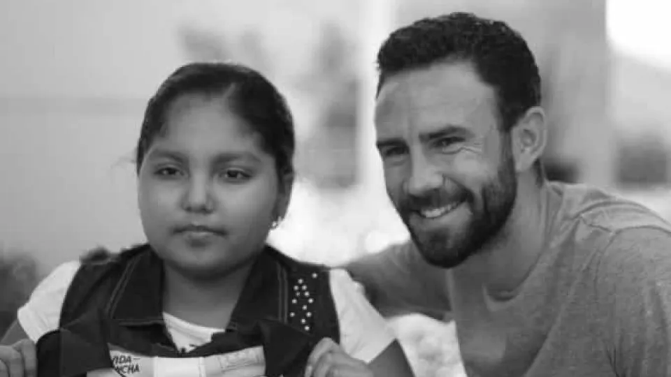 Layún vence campeonato e dedica vitória a menina que morreu de cancro