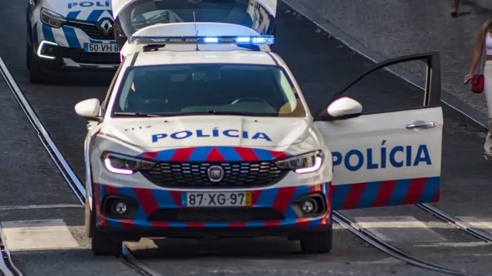 Homem com faca assalta supermercado em Almada. Está em fuga