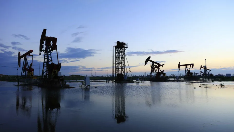 Cotação do barril Brent sobe 0,12% e regressa a máximos de 13 meses