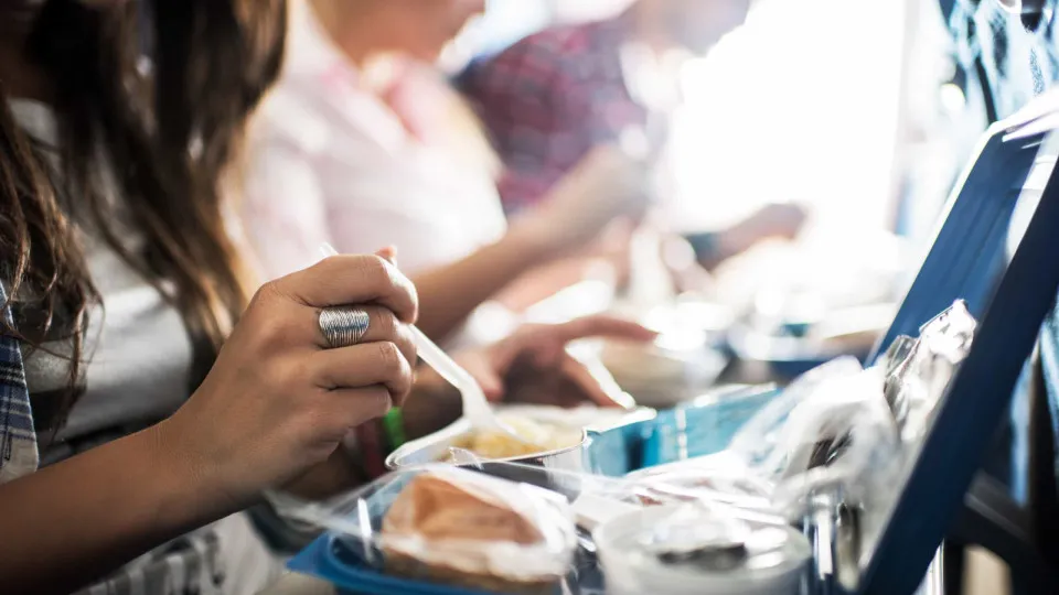 A comida a bordo de um avião tem um sabor diferente. Entenda a razão