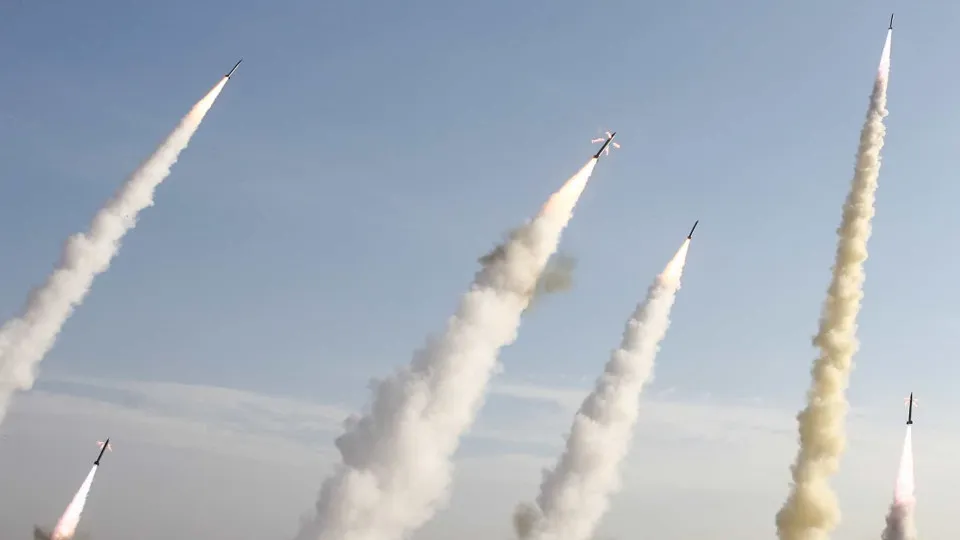 Teerão reitera que responde se EUA atingirem as suas centrais