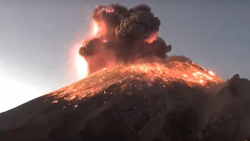 O momento em que um vulcão no México entra em erupção