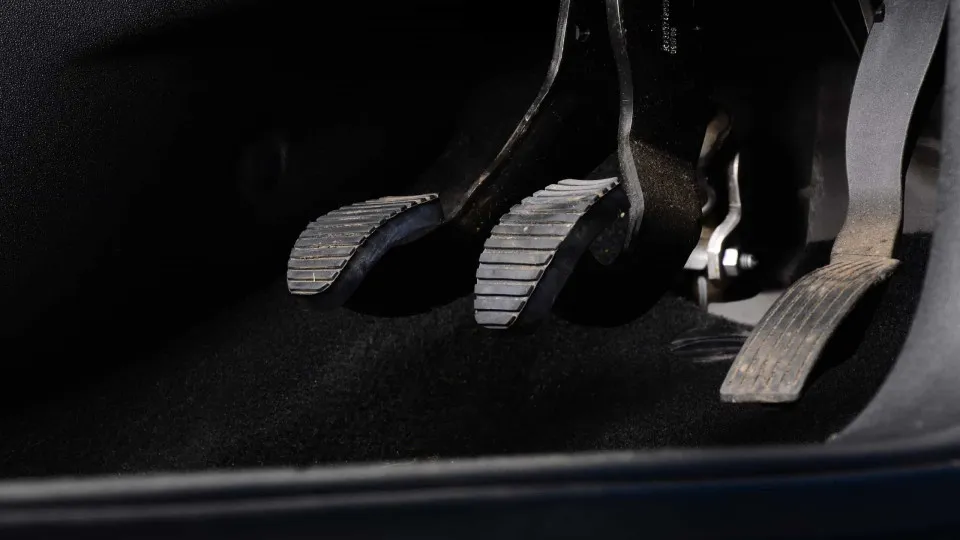 Faz estas quatro coisas? Saiba que não dão saúde à embraiagem do carro