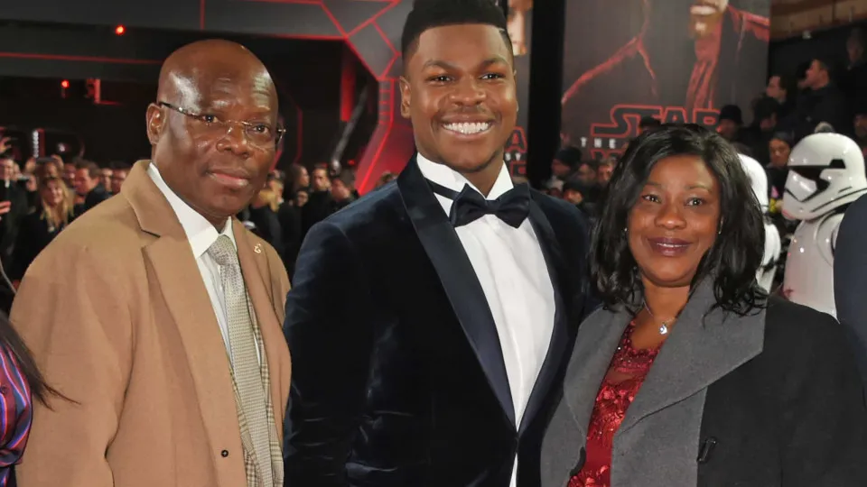Pais de John Boyega em lágrimas após ator oferecer-lhes uma mansão