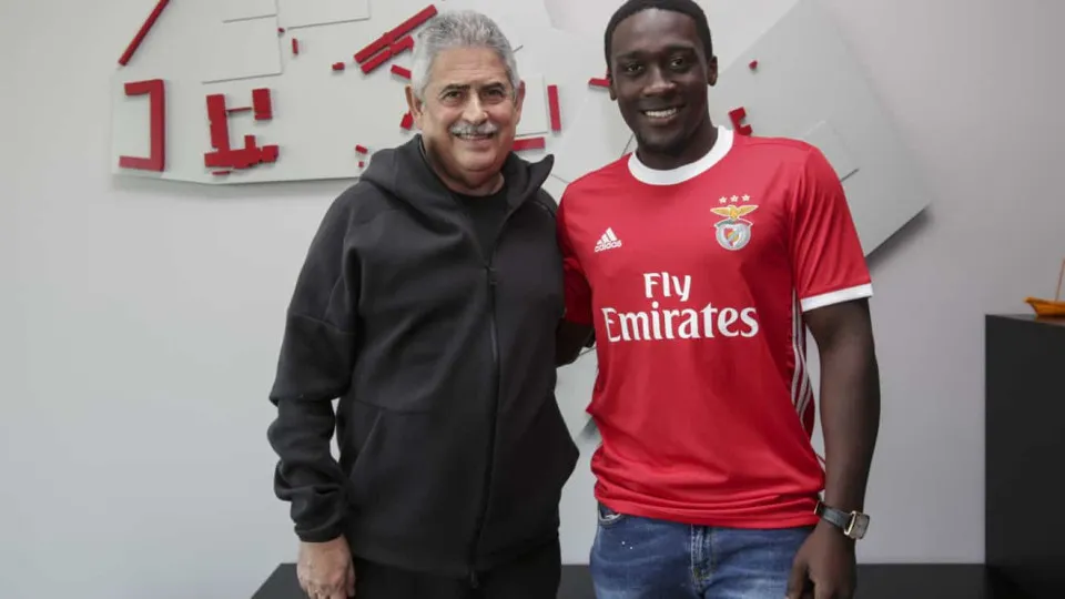Oficial: Benfica anuncia renovação de Godfried Frimpong