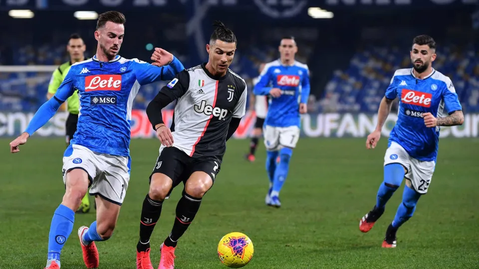 CR7 volta a marcar, mas Juventus perde em Nápoles