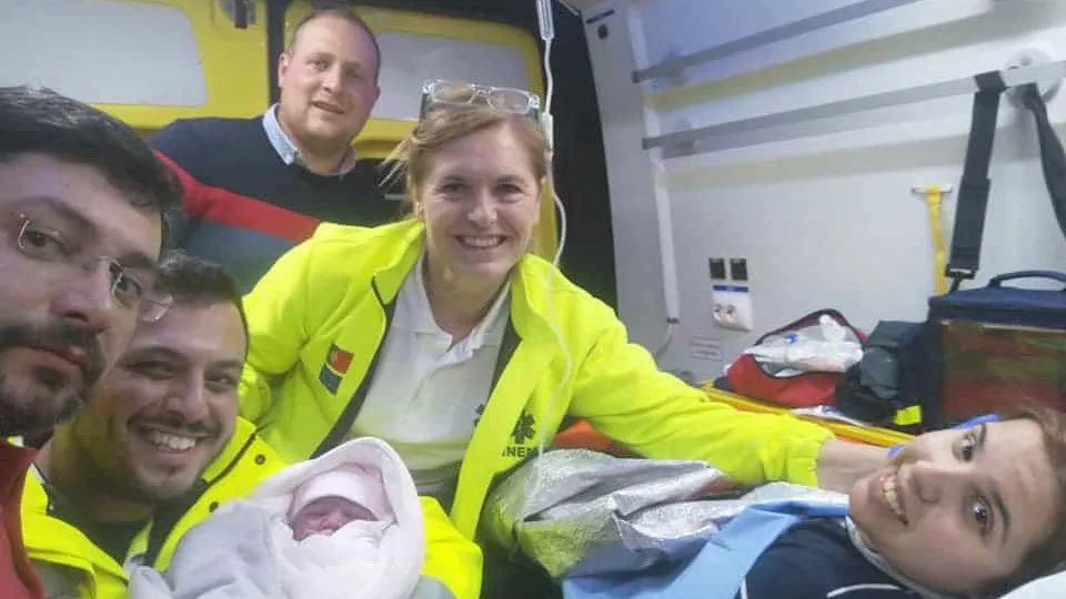 Pai faz parto da própria filha na A4 em Macedo de Cavaleiros