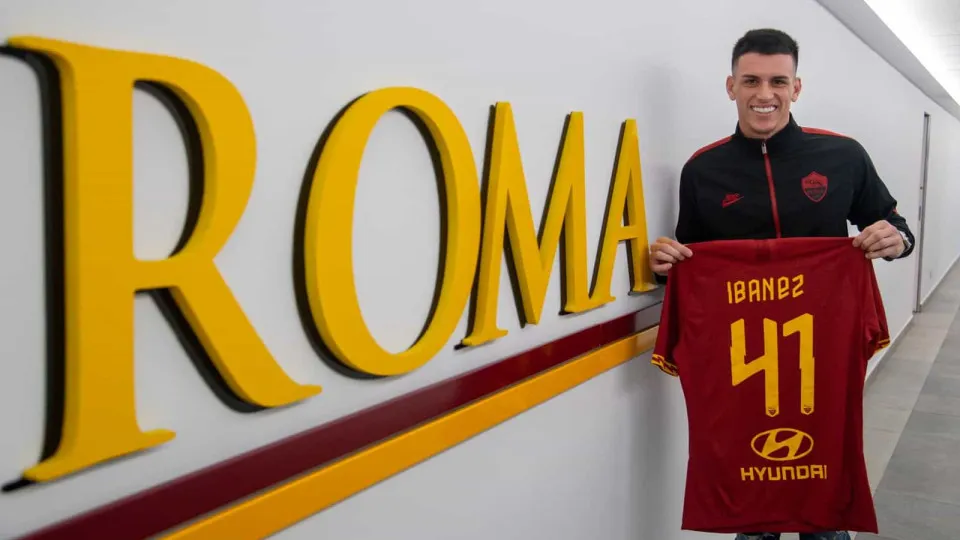 Roger Ibañez é reforço da AS Roma de Paulo Fonseca