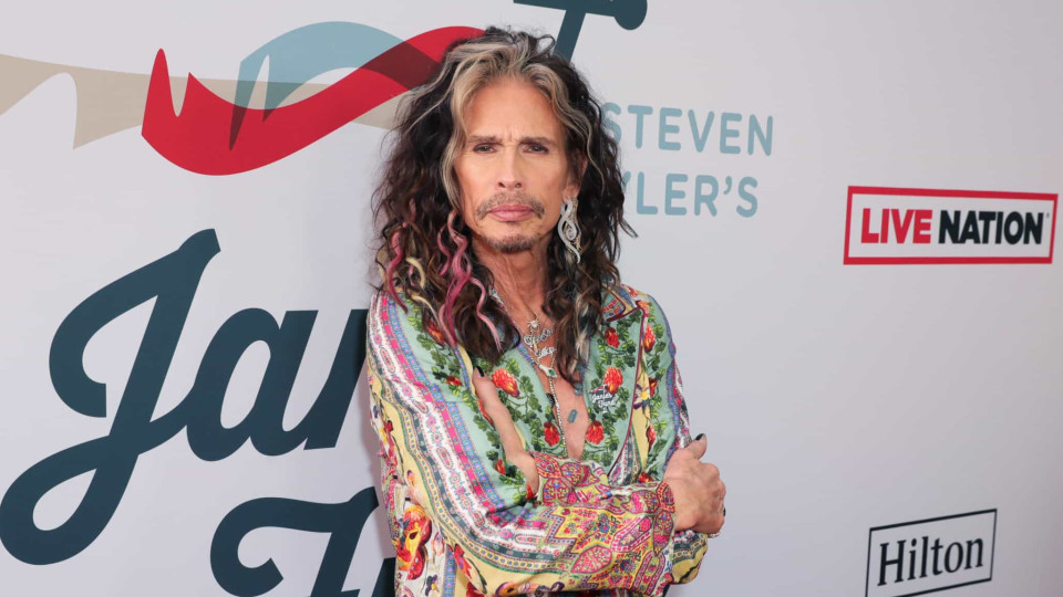 Steven Tyler em raro momento. Artista posa com a filha e o neto