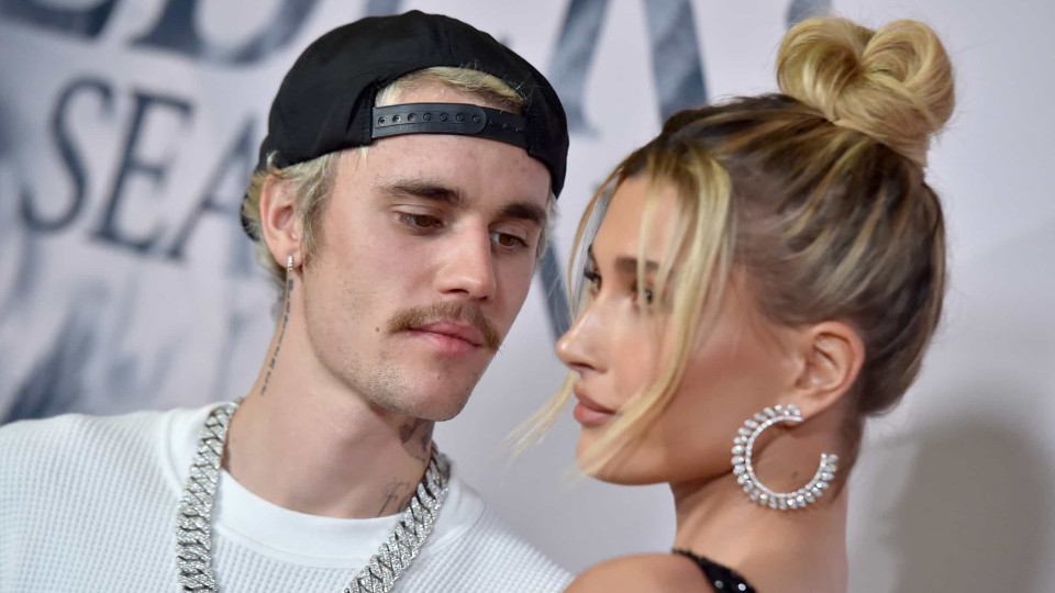 Justin e Hailey Bieber aparecem com bebé ao colo e deixam fãs rendidos