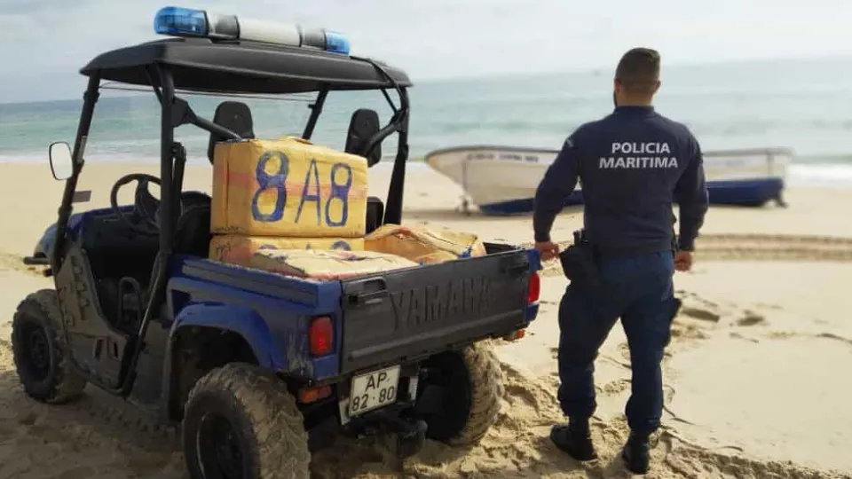 Autoridades "já conseguiram reunir 28 migrantes" desembarcados em Faro