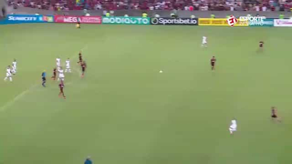 Filipe Luís marcou um golaço que teve direito a calcanhar de Gabigol