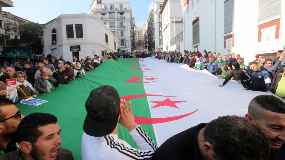 Hirak argelino prossegue manifestações semanais apesar do coronavírus