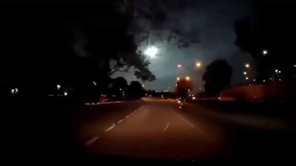 Vídeo de misteriosa 'bola de fogo' em Singapura torna-se viral