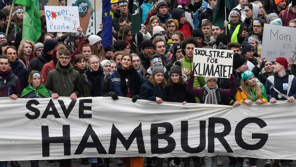 Greta Thunberg e dezenas de milhares de jovens paralisam Hamburgo