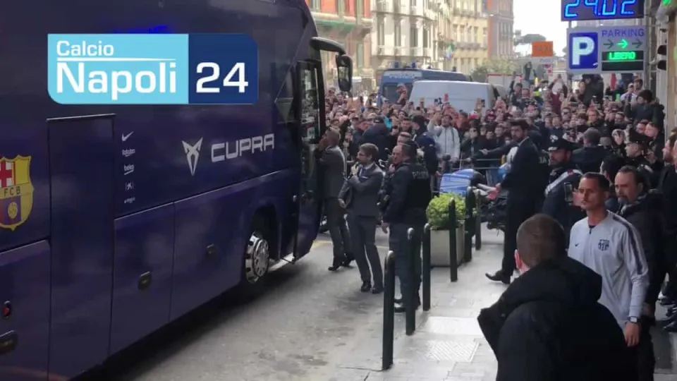 Adeptos napolitanos recebem Messi com gritos e enchente junto ao hotel