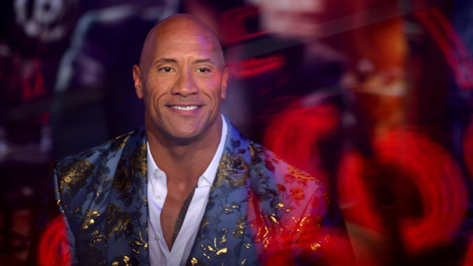 Agente policial dá nas vistas por ser a 'cara chapada' de Dwayne Johnson