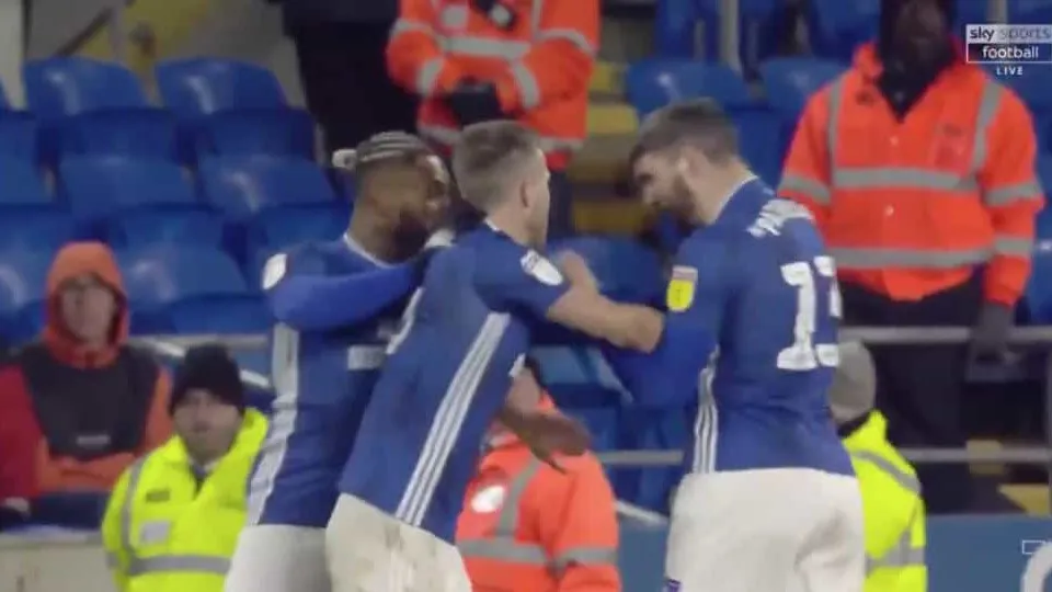 Tiago Silva marcou e dupla do Cardiff acabou jogo 'à bulha'