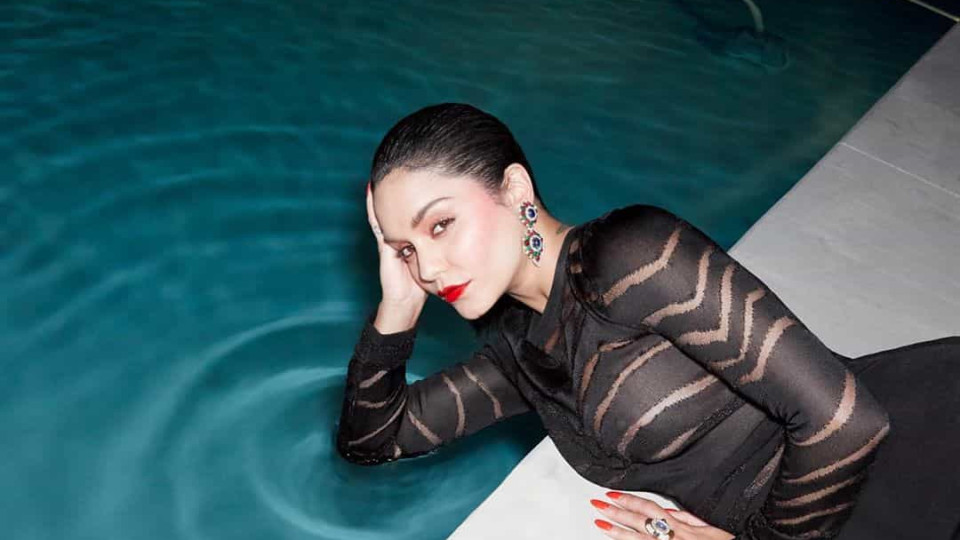 Solteira e livre! Vanessa Hudgens posa nua em visual transparente