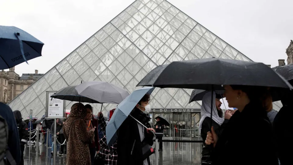 Após anúncio de Macron, um milhão de franceses pediu para ser vacinado